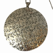 Collier sautoir antique couleur argent gros pendentif martelé 80mm