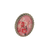 Bague ovale ciselée couleur argent motif japonisant fleurs de cerisier rose