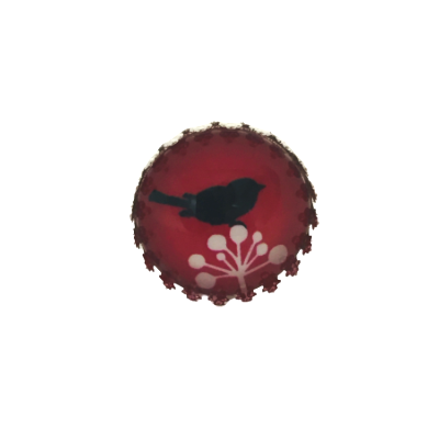 Bague ronde dentelée 20 mm oiseau noir fond rouge