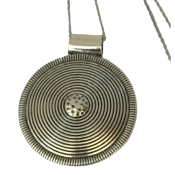 Collier sautoir antique couleur argent gros pendentif spirale