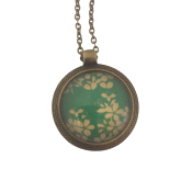 Collier pendentif 25mm   fleur or fond vert